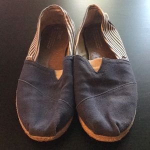 Blue and striped Toms